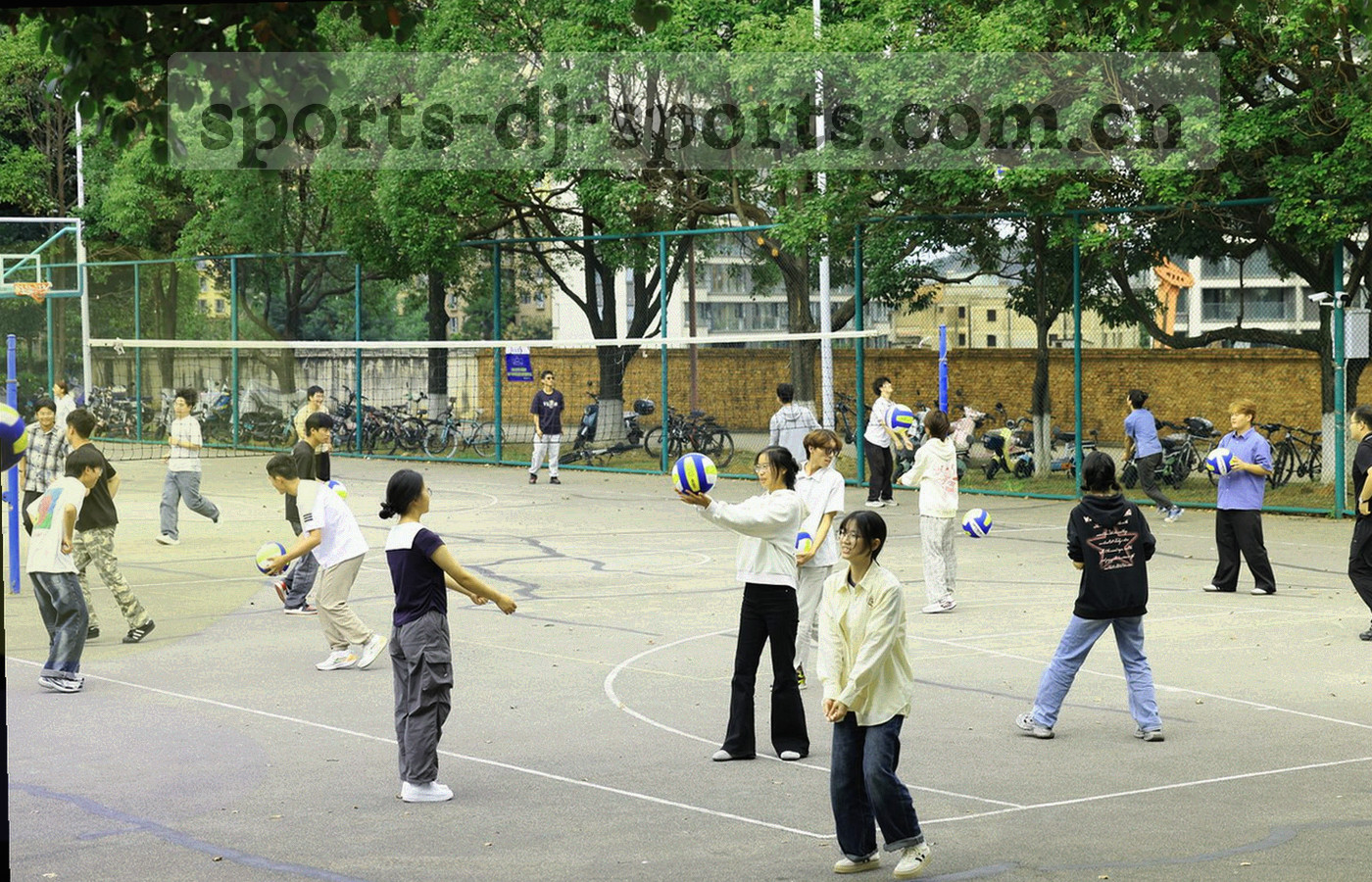 控球率环形图与进失球分布条形图叠加在深色背景上的信息图